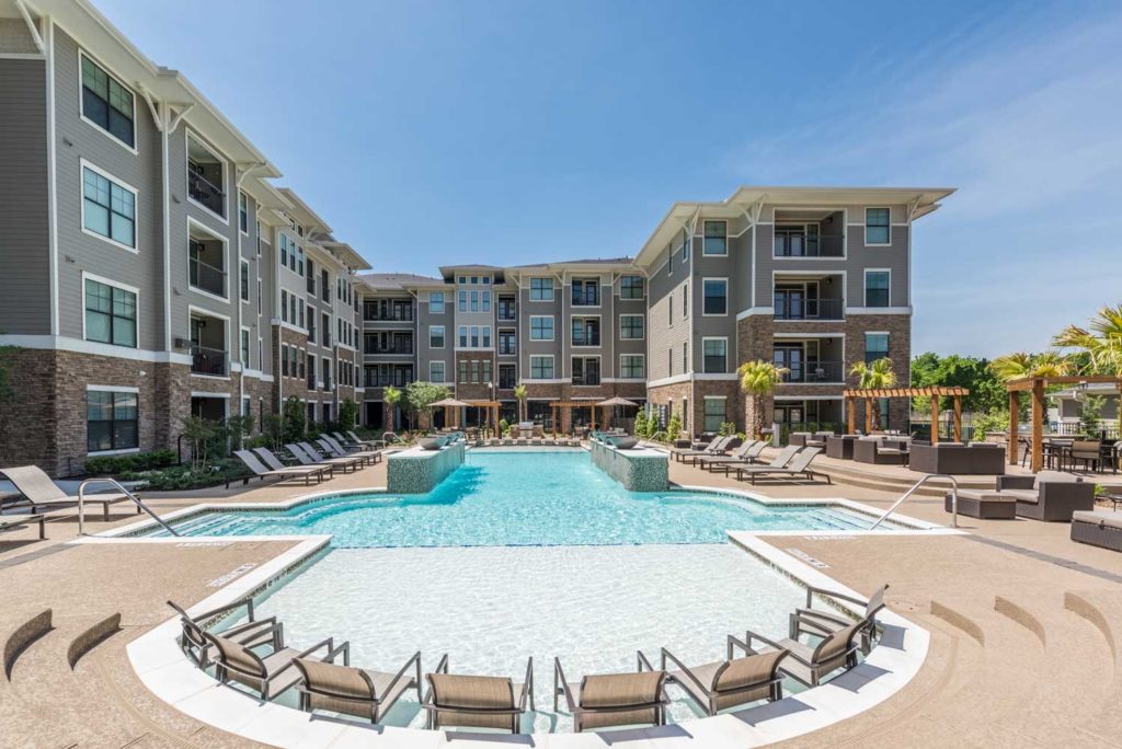 beacon at buffalo pointe; one two three bedroom apartments south of downtown houston; pet friendly luxury apartment home rentals