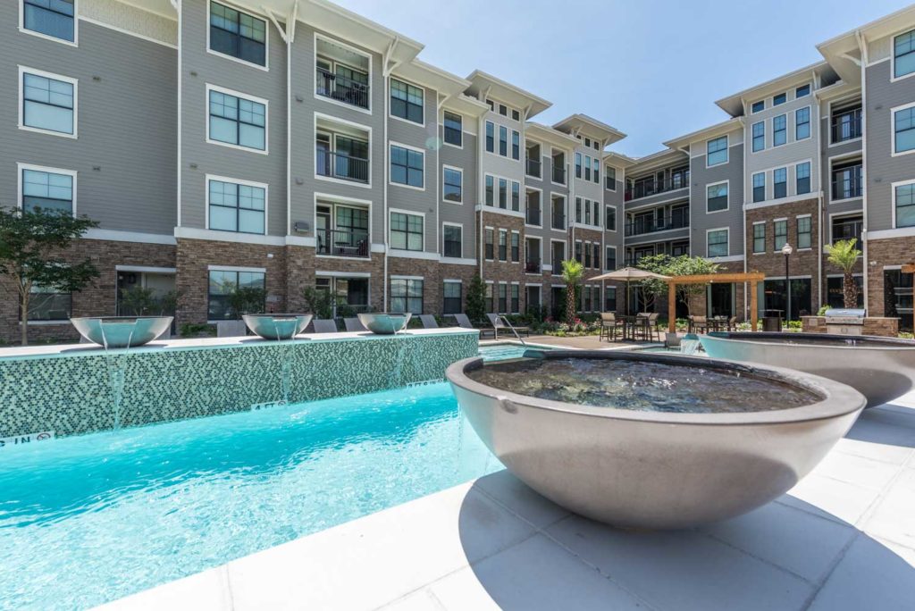 beacon at buffalo pointe; one two three bedroom apartments south of downtown houston; pet friendly luxury apartment home rentals