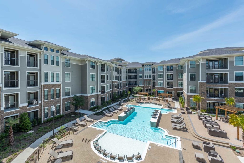 beacon at buffalo pointe; one two three bedroom apartments south of downtown houston; pet friendly luxury apartment home rentals